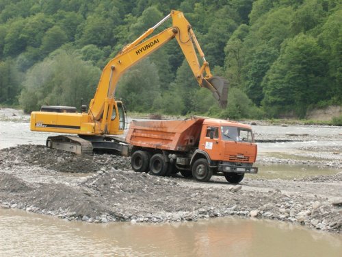 (2009.05.21) Незаконная добыча гравия в русле реки Шахе (г.Сочи)